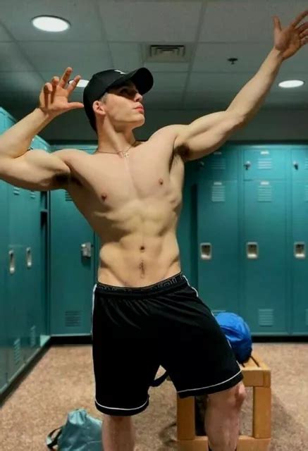 Shirtless Male Hunk Beefcake Muscular Jock Flex Locker Room Pose 4x6