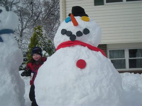 Top 20 Things To Do Outside On A Snowy Day Bring The Kids