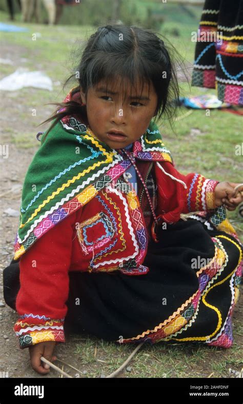 Los Niños Indígenas Con Ropas De Colores Cusco Perú Fotografía De Stock Alamy