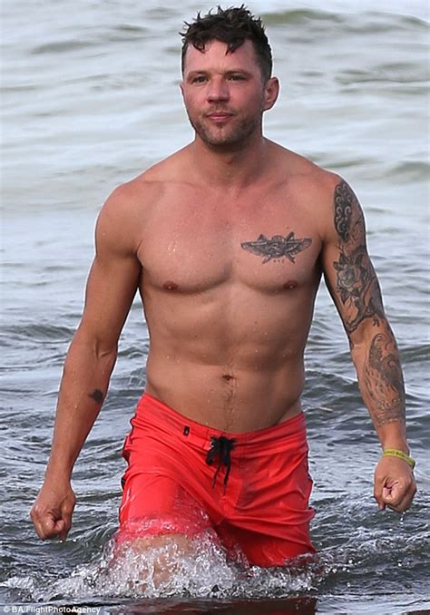 Ryan Phillippe Shows Off Sculpted Torso In Miami Beach Daily Mail Online