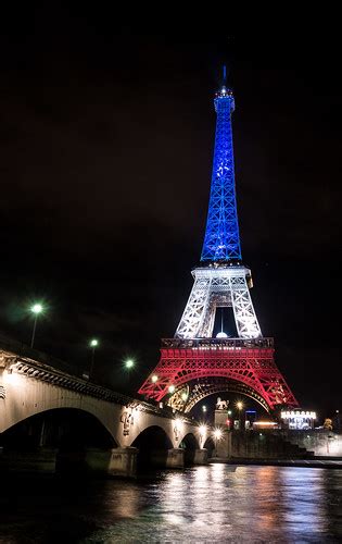 La Tour Eiffel Illuminée En Bleu Blanc Rouge Fluctuat Ne Flickr