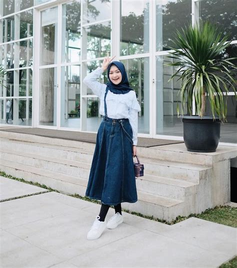 Gaya ootd yang mempertemukan kemeja putih dengan rok putih juga bisa kamu contek nih. 7 Casual Hijab Style Ini Bisa Jadi Inspirasi Gayamu Saat ...