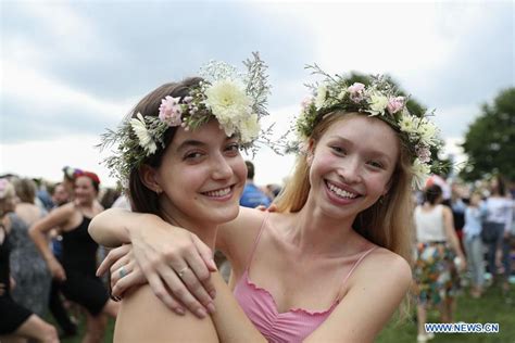 annual swedish midsummer festival celebrated in manhattan xinhua english news cn