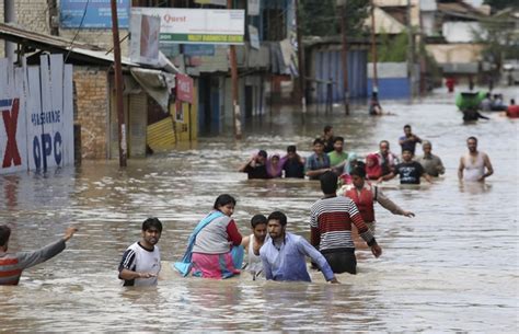 Monsoon Floods Kill Nearly 300 In India Pakistan Daily Mail Online