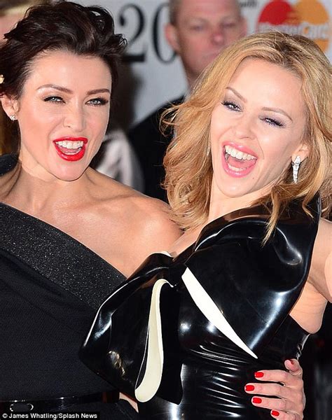 kylie minogue arrives at brit awards 2014 arm in arm with sister dannii daily mail online