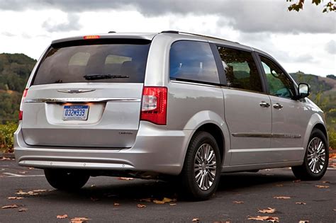 Used 2013 Chrysler Town And Country For Sale Pricing And Features Edmunds