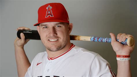 Mike Trout Drives Golf Ball Crazy Distance At A Topgolf