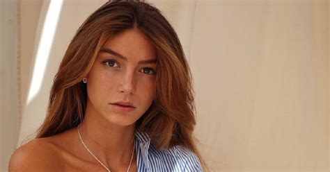 Che la vita ti sorrida sempre. Arianna Cirrincione, soave nella vestaglia in seta rosa ...