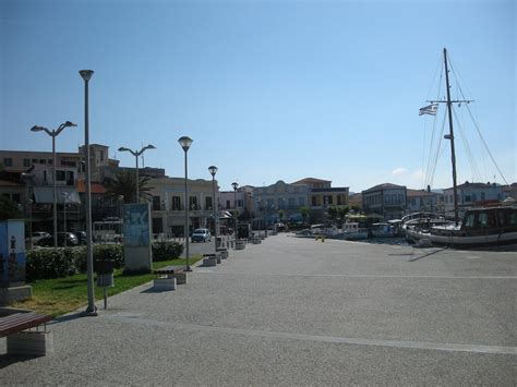 Όσα πρέπει να δεις και να κάνεις στο ταξίδι σου, με πληροφορίες τιμών, tips μετακίνησης, ώρες λειτουργίας, όπως και επιλεγμένες ξεναγήσεις και κάθε μέρος, προσφέρει δραστηριότητες πέρα από τα συνηθισμένα και τα αξιοθέατα. ΛΗΜΝΟΣ: Παλαιό λιμάνι Μύρινας