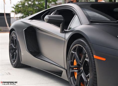Aventador's v12, are made of strong yet lightweight visible carbon fiber and can replace the standard intakes. Matte Black Lamborghini Aventador (I love matte black paint)