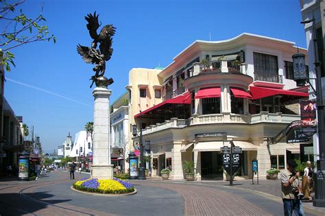 Beverly Grove In Los Angeles Explore A Bustling Shopping Dining And