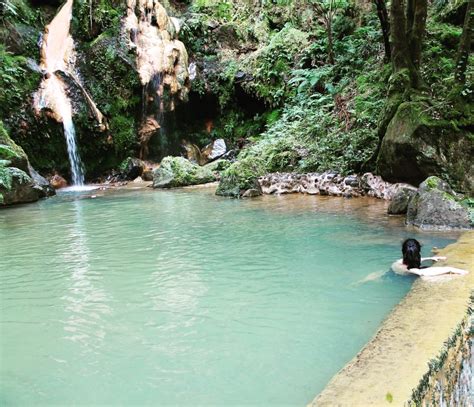 É constituído por 9 ilhas vulcânicas e alguns ilhéus, o mar circundante e seus fundos, definidos como águas territoriais. Governo dos Açores diz que corte nos duches na Caldeira ...