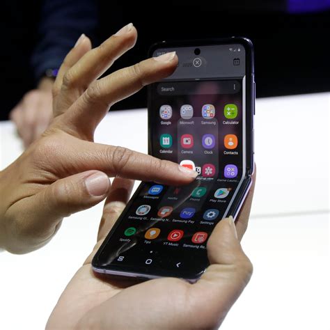 Samsung Desvela Nuevo Teléfono Plegable El Galaxy Z Flip Primera Hora