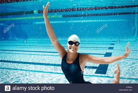 Women Underwater Hi Res Stock Photography And Images Alamy