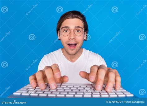 Photo Portrait Brunet Man Typing On Computer Keyboard Wearing Glasses
