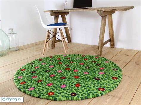 Ein geschenk für jedermann, schnell und einfach herzustellen!filzkugeln: Teppiche: Filzteppich aus hunderten Filzkugeln mit Blumen