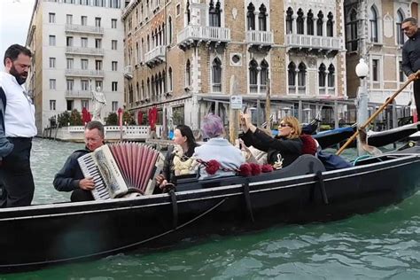 Private Gondola Ride With Serenade In Venice 2023