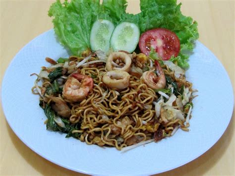 Bakmi goreng tidak kalah enak dengan bakmi kuah, anda dapat mencoba resep bakmi goreng dengan tambahan seafood yang enak, spesial dan lezat. Dapur Lezat Resto Masakan Indonesia: Bakmi Goreng Seafood