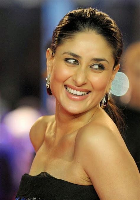 Fighting The Darkness Kareena Kapoor Super Sexy Cleavage Show In Black Dress At Film Ra One