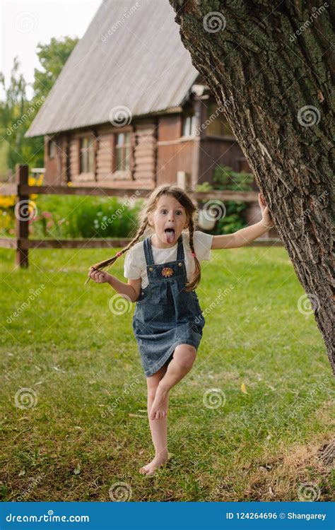 Mała Niegrzeczna Rosyjska Dziewczyna Wydaje Wakacje W Wiosce Zdjęcie Stock Obraz Złożonej Z