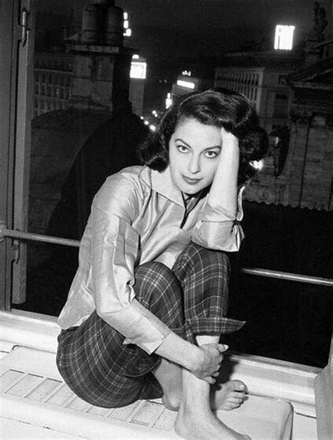 Ava Gardner In Casual Sportswear 1950s Style In 2020 Ava Gardner Classic Hollywood Movie Stars