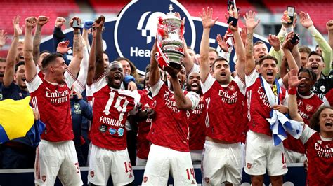 Arsenal Lift Fa Cup After Beating Chelsea And Their Captain Dropping The Trophy Uk News