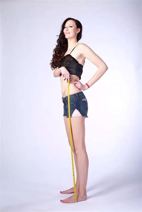 Meet The Worlds Tallest Model Ft In Record Chaser Goes From