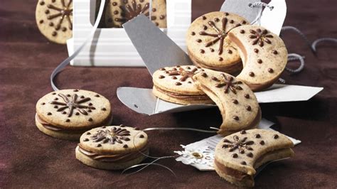 These authentic austrian linzer cookies will be your favorite christmas cookies ever! Kávové keksy | Recepty.sk | Austrian recipes, Coffee ...