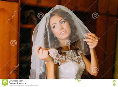 Close Upportret Van Mooie Bruid In Huwelijkskleding Met Een Lichte