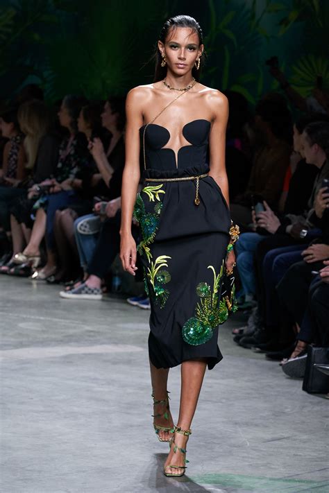versace spring 2020 ready to wear fashion show collection see the complete versace spring 2020