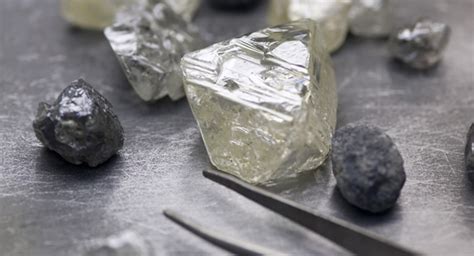 Diamant brut naturel d'afrique, 2,22 ct. Une production de diamants en hausse | Rubel & Ménasché