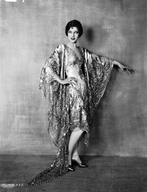 Womens fashions in the early 1920's experienced dramatic changes following the end of the first world war, in a period often referred to as the roaring 20's, the era of the flapper. Loretta Young, 1920s … | 1920s fashion, Vintage fashion ...