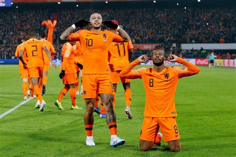 Het nederlands elftal is voor het ek 2021 ingedeeld in poule c. Dit is de opstelling van het Nederlands elftal voor het EK ...