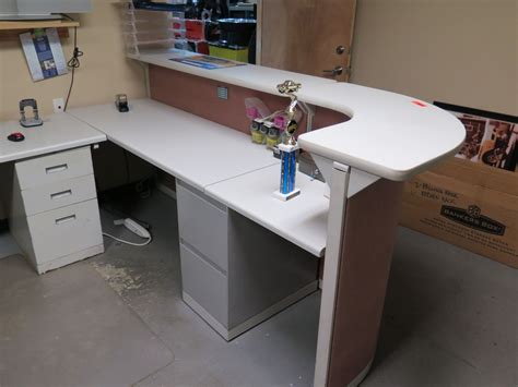 Shelving towers give people a way to personalize their space. Modular Desk System w/ Curving Counter - Oahu Auctions