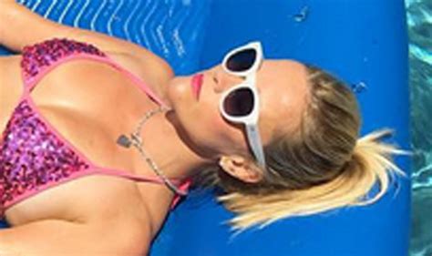 Reese Witherspoon Puts On Her Elle Woods Bikini Years Later Bikini Legally Blonde Movies