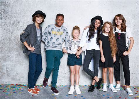 Kids united is a french musical group that consists of five children (six children when the group was formed) born between 2004 and 2009. Kids United : une tournée des Zenith au programme