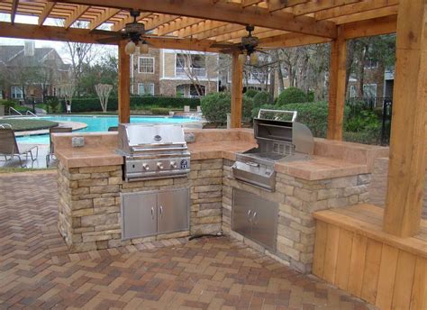 Outdoor kitchens are popular remodeling projects. All about outdoor kitchen ideas on a budget, diy, covered ...