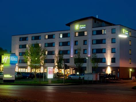 I resepsjonen i lobbyen står det vennlige personalet til disposisjon. Holiday Inn Express Hotel Köln - Mülheim, Deutschland
