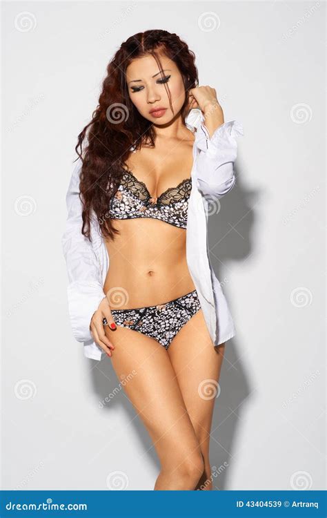 Mooie Aziatische Vrouw Naakt In Overhemd Stock Afbeelding Image Of