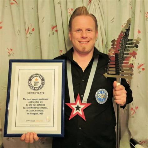 Rekord Guinnessa w połykaniu noży Biuro Rekordów