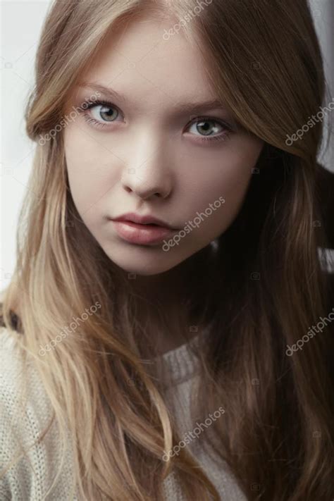 Hermosa rubia adolescente chica retrato fotografía de stock ababaka Depositphotos