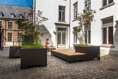 W każdym momencie można złożyć sprzeciw. POC - Garden podium with planters and benches ...
