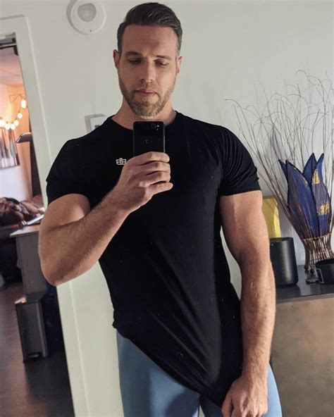 A List Of Alex Mecum S Photographs And Videos Whotwi Graphical Twitter Analysis