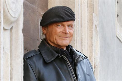 Don matteo è un parroco dall'innato talento per le indagini. 'Don Matteo 12' non sarà l'ultima stagione, Terence Hill ...