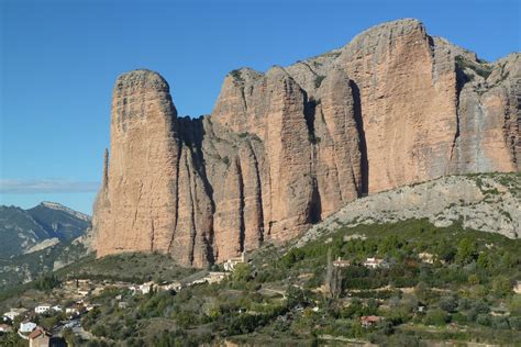 Huesca (en el habla aragonesa uesca)6 7 8 es una ciudad y municipio español, capital de la provincia homónima, perteneciente a la comunidad autónoma de. Escalada en los Mallos de Riglos, Huesca, España - Hommter