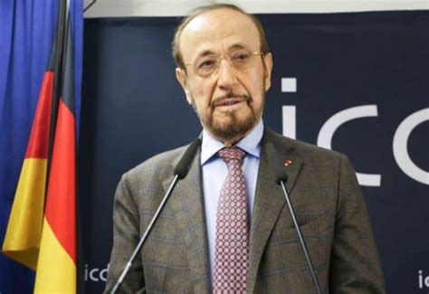 لقد كان أخوته الخمسة جميعهم أعضاء عاملين بالحزب، وشغلوا مراكز بارزة في الجيش وفي مؤسسات الحزب أو في المؤسسات الحكومية، خاصة رفعت الأسد الذي تولى قيادة سرايا الدفاع بعد انقلاب نوفمبر (تشرين الثاني) 1970، وهي نخبة من وحدات الجيش ذات أهمية سياسية. رفعت الأسد أمام المحكمة.. متهم بـ"تبييض أموال في إطار ...