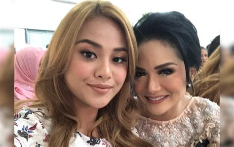 Anak lelaki umur 11 tahun itu lebih memilih melangkahkan kakinya secara perlahann meninggalkan kamar mandi menuju kamarnya di lantai dua. Aurel Berhijab Solehah Bagai Bidadari Surga, Krisdayanti ...