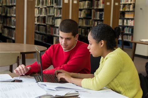 students studying in library (5) - College of Mount Saint Vincent