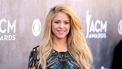 Shakira dyes hair a fiery red giving us serious flashbacks to her early 2000s looks. Shakira Husband, Kids, Height, Body, Wiki, Feet, Parents ...