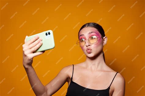 Premium Photo Sexy Brunette Woman Smile Bright Pink Makeup Emotions Cosmetics Smartphone